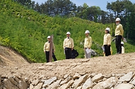 박은식 산림청장이 5월 7일 경남 함양군 산사태 피해지 복구 현장을 점검하고 있다.