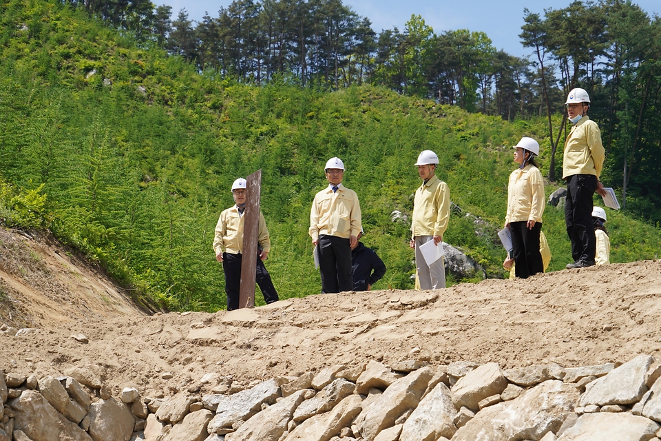 박은식 산림청장이 5월 7일 경남 함양군 산사태 피해지 복구 현장을 점검하고 있다.