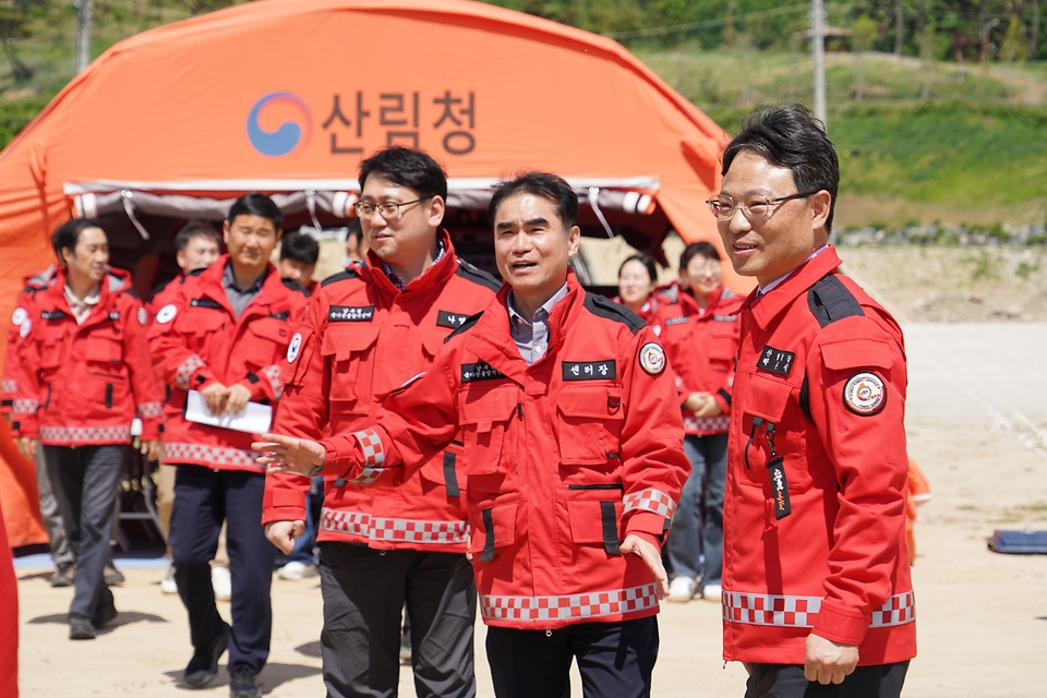박은식 산림청장이 5월 7일 경남 함양군 남부권산불방지센터를 방문해 산불대응 태세를 점검한 뒤 직원들과 기념촬영을 하고 있다.