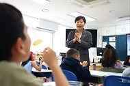 송미령 농림축산식품부 장관이 5월 11일 경기도 안성시에 위치한 농협 안성농식품물류센터와 광덕초등학교를 방문해 어린이 과일간식 사업 추진상황을 점검하고 현장 관계자들을 격려하고 있다.
