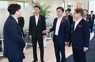 이억원 금융위원장이 5월 8일 서울 광나루로 신용보증기금 광진지점에서 개최한 스타트업 보육공간인 NEST AI-Lab 광진 개소식 및 청년 스타트업 간담회에서 NEST AI-Lab 광진의 출범을 기념하고, 대한민국 미래의 주인공인 청년 창업가들과 소통하며 현장의 목소리를 청취하고 있다.
