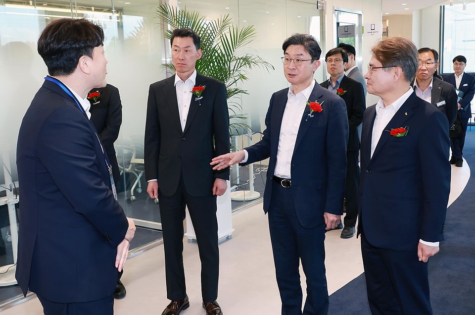 이억원 금융위원장이 5월 8일 서울 광나루로 신용보증기금 광진지점에서 개최한 스타트업 보육공간인 NEST AI-Lab 광진 개소식 및 청년 스타트업 간담회에서 NEST AI-Lab 광진의 출범을 기념하고, 대한민국 미래의 주인공인 청년 창업가들과 소통하며 현장의 목소리를 청취하고 있다.