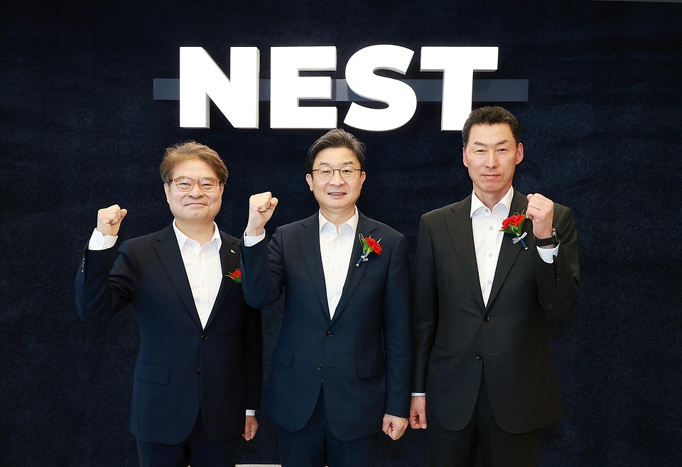 이억원 금융위원장이 5월 8일 서울 광나루로 신용보증기금 광진지점에서 개최한 스타트업 보육공간인 NEST AI-Lab 광진 개소식 및 청년 스타트업 간담회에서 NEST AI-Lab 광진의 출범을 기념하고, 대한민국 미래의 주인공인 청년 창업가들과 소통하며 현장의 목소리를 청취하고 있다.