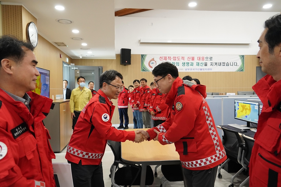 박은식 산림청장이 5월 7일 경남 함양군 남부권산불방지센터를 방문해 산불대응 태세를 점검한 뒤 직원들과 기념촬영을 하고 있다.