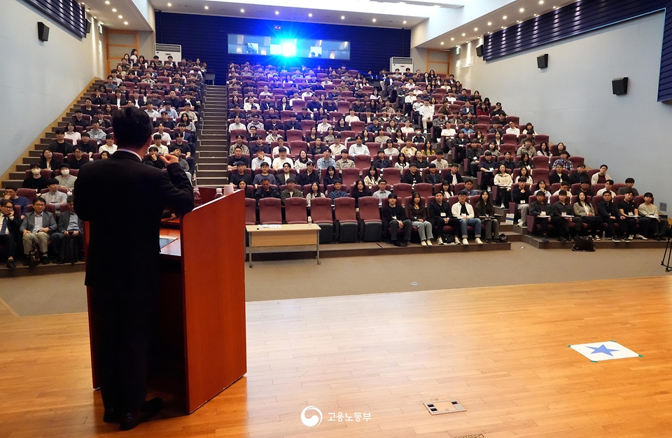 김영훈 노동부 장관이 5월 7일 신규 임용된 노동감독관 210명이 교육을 받고 있는 서울대 시흥캠퍼스를 찾아 예비 노동감독관들과의 소통의 시간을 가졌다.