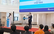 이억원 금융위원장이 5월 8일 서울 광나루로 신용보증기금 광진지점에서 개최한 스타트업 보육공간인 NEST AI-Lab 광진 개소식 및 청년 스타트업 간담회에서 NEST AI-Lab 광진의 출범을 기념하고, 대한민국 미래의 주인공인 청년 창업가들과 소통하며 현장의 목소리를 청취하고 있다.