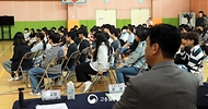 김영훈 고용노동부 장관이 4월 30일 어린이날을 앞두고 경남 김해시 삼문초등학교를 찾아 학생들과의 토크콘서트를 개최하고 있다.