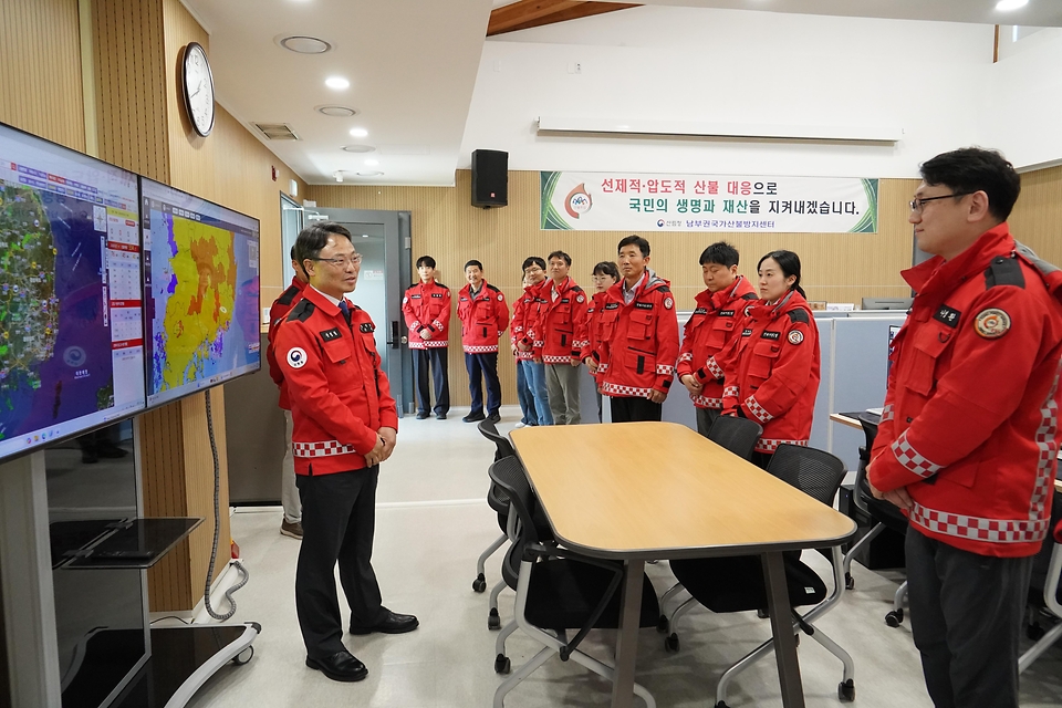 박은식 산림청장이 5월 7일 경남 함양군 남부권산불방지센터를 방문해 산불대응 태세를 점검한 뒤 직원들과 기념촬영을 하고 있다.