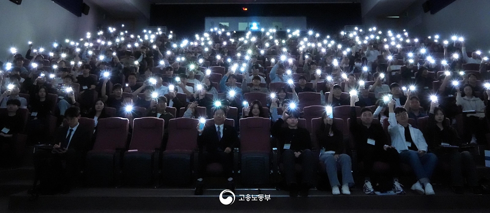 김영훈 노동부 장관이 5월 7일 신규 임용된 노동감독관 210명이 교육을 받고 있는 서울대 시흥캠퍼스를 찾아 예비 노동감독관들과의 소통의 시간을 가졌다.