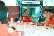 박은식 산림청장이 5월 7일 경남 함양군 남부권산불방지센터를 방문해 산불대응 태세를 점검한 뒤 직원들과 기념촬영을 하고 있다.