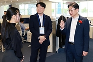 이억원 금융위원장이 5월 8일 서울 광나루로 신용보증기금 광진지점에서 개최한 스타트업 보육공간인 NEST AI-Lab 광진 개소식 및 청년 스타트업 간담회에서 NEST AI-Lab 광진의 출범을 기념하고, 대한민국 미래의 주인공인 청년 창업가들과 소통하며 현장의 목소리를 청취하고 있다.