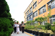 송미령 농림축산식품부 장관이 5월 11일 경기도 안성시에 위치한 농협 안성농식품물류센터와 광덕초등학교를 방문해 어린이 과일간식 사업 추진상황을 점검하고 현장 관계자들을 격려하고 있다.