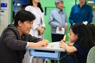송미령 농림축산식품부 장관이 5월 11일 경기도 안성시에 위치한 농협 안성농식품물류센터와 광덕초등학교를 방문해 어린이 과일간식 사업 추진상황을 점검하고 현장 관계자들을 격려하고 있다.