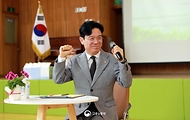 김영훈 고용노동부 장관이 4월 30일 어린이날을 앞두고 경남 김해시 삼문초등학교를 찾아 학생들과의 토크콘서트를 개최하고 있다.