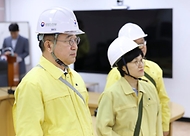 윤호중 행정안전부 장관이 5월 12일 서울 종로구 정부서울청사에서 열린 ‘2026년 5월 공습대비 민방위 훈련’에서 훈련 진행 상황에 대한 브리핑을 청취하고 있다.