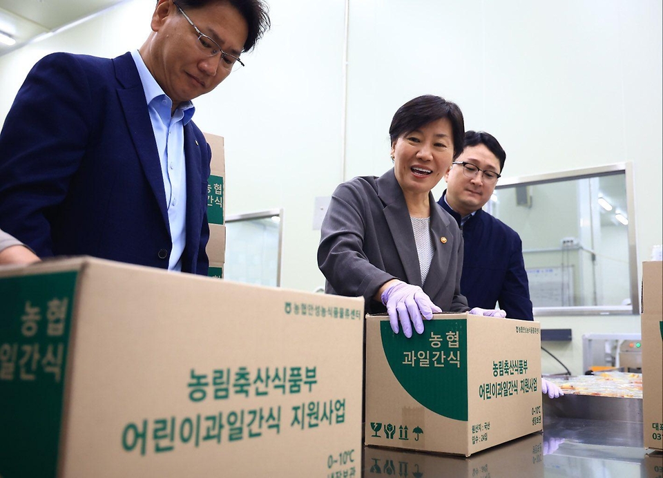 송미령 농림축산식품부 장관이 5월 11일 경기도 안성시에 위치한 농협 안성농식품물류센터와 광덕초등학교를 방문해 어린이 과일간식 사업 추진상황을 점검하고 현장 관계자들을 격려하고 있다.