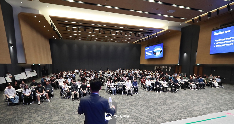 김영훈 노동부 장관이 5월 7일 신규 임용된 노동감독관 210명이 교육을 받고 있는 서울대 시흥캠퍼스를 찾아 예비 노동감독관들과의 소통의 시간을 가졌다.