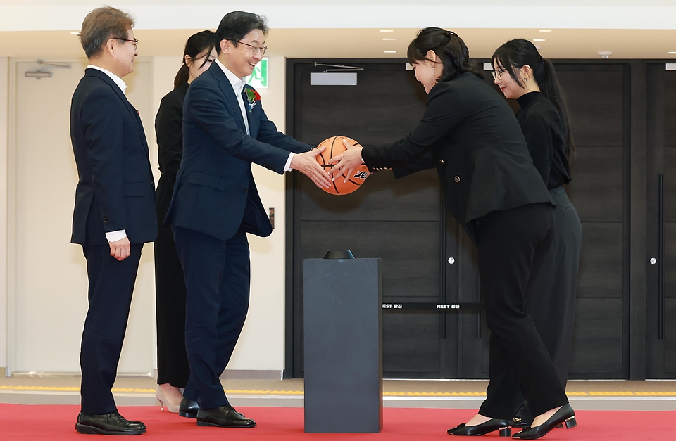 이억원 금융위원장이 5월 8일 서울 광나루로 신용보증기금 광진지점에서 개최한 스타트업 보육공간인 NEST AI-Lab 광진 개소식 및 청년 스타트업 간담회에서 NEST AI-Lab 광진의 출범을 기념하고, 대한민국 미래의 주인공인 청년 창업가들과 소통하며 현장의 목소리를 청취하고 있다.