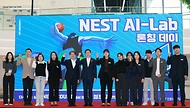 이억원 금융위원장이 5월 8일 서울 광나루로 신용보증기금 광진지점에서 개최한 스타트업 보육공간인 NEST AI-Lab 광진 개소식 및 청년 스타트업 간담회에서 NEST AI-Lab 광진의 출범을 기념하고, 대한민국 미래의 주인공인 청년 창업가들과 소통하며 현장의 목소리를 청취하고 있다.