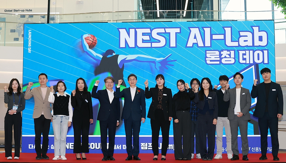 이억원 금융위원장이 5월 8일 서울 광나루로 신용보증기금 광진지점에서 개최한 스타트업 보육공간인 NEST AI-Lab 광진 개소식 및 청년 스타트업 간담회에서 NEST AI-Lab 광진의 출범을 기념하고, 대한민국 미래의 주인공인 청년 창업가들과 소통하며 현장의 목소리를 청취하고 있다.