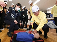 윤호중 행정안전부 장관이 5월 12일 서울 종로구 정부서울청사에서 열린 ‘2026년 5월 공습대비 민방위 훈련’에서 하임리히 응급키트 등 응급처치 교육에 참여하고 있다.