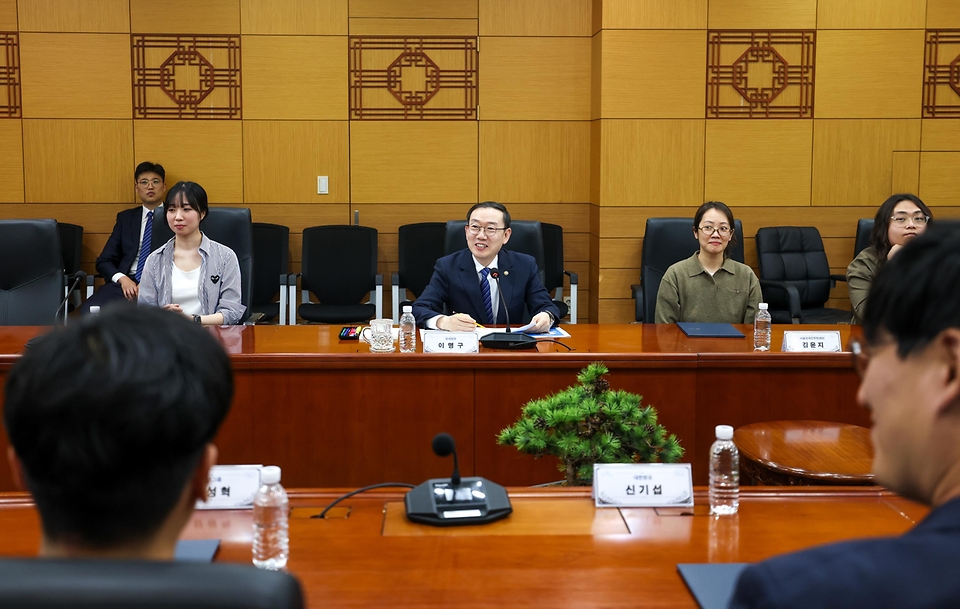 이명구 관세청장이 5월 7일 서울세관에서 민관 협력 기반의 '마약밀수 국민 감시단' 발대식을 개최하고 있다.