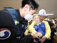 윤호중 행정안전부 장관이 5월 12일 서울 종로구 정부서울청사에서 열린 ‘2026년 5월 공습대비 민방위 훈련’에서 하임리히법 등 응급처치 교육에 참여하고 있다.