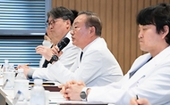 정은경 보건복지부 장관이 5월 10일 충청남도 천안시에 위치한 순천향대학교 부속 천안병원과 두정이진병원을 차례로 방문해 소아청소년 의료체계를 점검하고 의료진과 입원 환자·보호자들을 격려하고 있다.