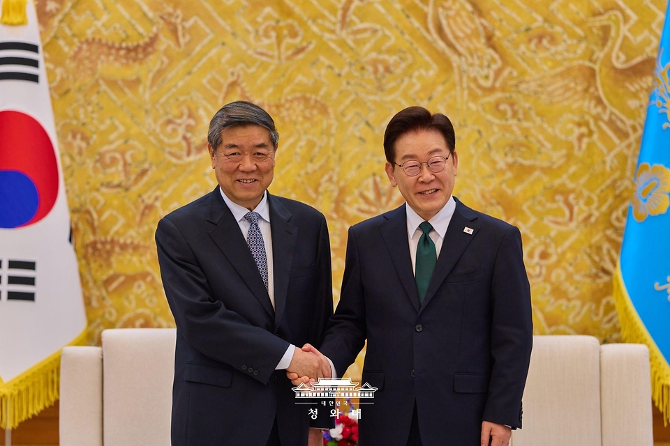 이재명 대통령이 5월 13일 청와대에서 허리펑 중국 국무원 부총리와 접견에 앞서 악수하고 있다.