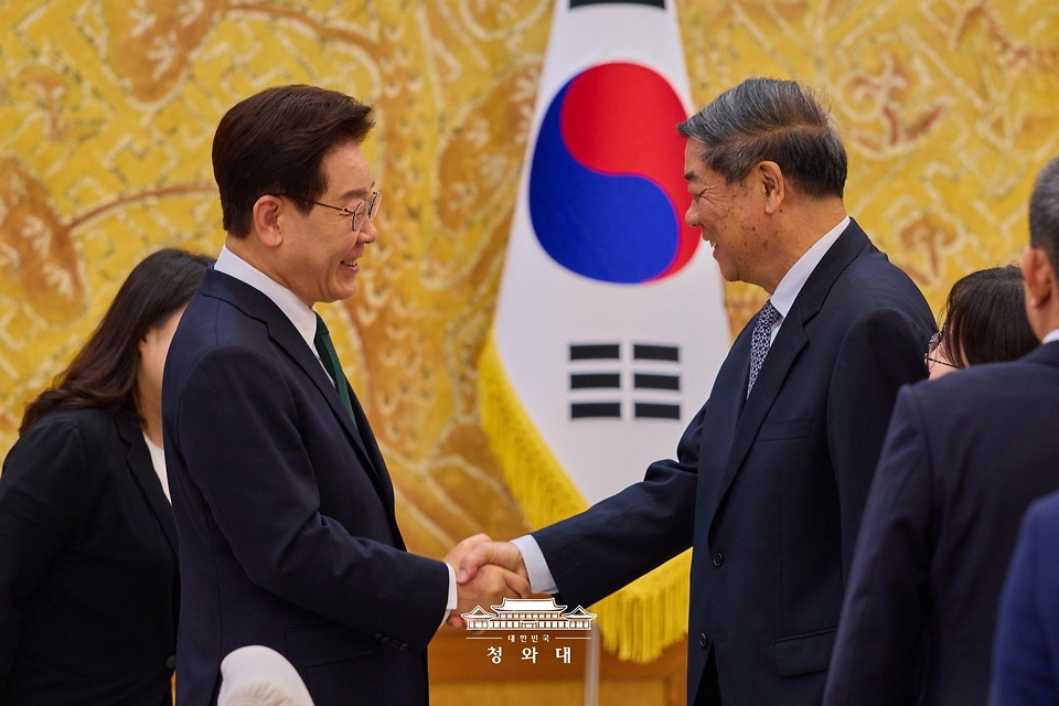 이재명 대통령이 5월 13일 청와대에서 허리펑 중국 국무원 부총리와 접견에 앞서 악수하고 있다.