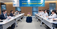 정은경 보건복지부 장관이 5월 10일 충청남도 천안시에 위치한 순천향대학교 부속 천안병원과 두정이진병원을 차례로 방문해 소아청소년 의료체계를 점검하고 의료진과 입원 환자·보호자들을 격려하고 있다.