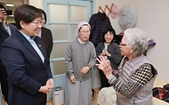 정은경 보건복지부 장관이 5월 8일 경기도 성남시 소재 '성남시독거노인종합지원센터'를 방문해 노인맞춤돌봄·응급안전안심 등 독거노인 지원 서비스 운영 현황을 점검하고, 독거 어르신 가정을 방문해 생활에 어려움이 없는지 살펴보고 있다.