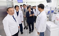 정은경 보건복지부 장관이 5월 10일 충청남도 천안시에 위치한 순천향대학교 부속 천안병원과 두정이진병원을 차례로 방문해 소아청소년 의료체계를 점검하고 의료진과 입원 환자·보호자들을 격려하고 있다.