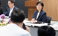 정은경 보건복지부 장관이 5월 10일 충청남도 천안시에 위치한 순천향대학교 부속 천안병원과 두정이진병원을 차례로 방문해 소아청소년 의료체계를 점검하고 의료진과 입원 환자·보호자들을 격려하고 있다.