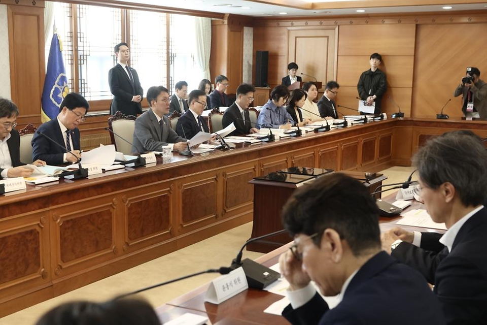 김민석 국무총리가 5월 12일 세종대로 정부서울청사에서 사회보장위원회 위원 위촉식 및 제35차 회의를 주재하고 있다.