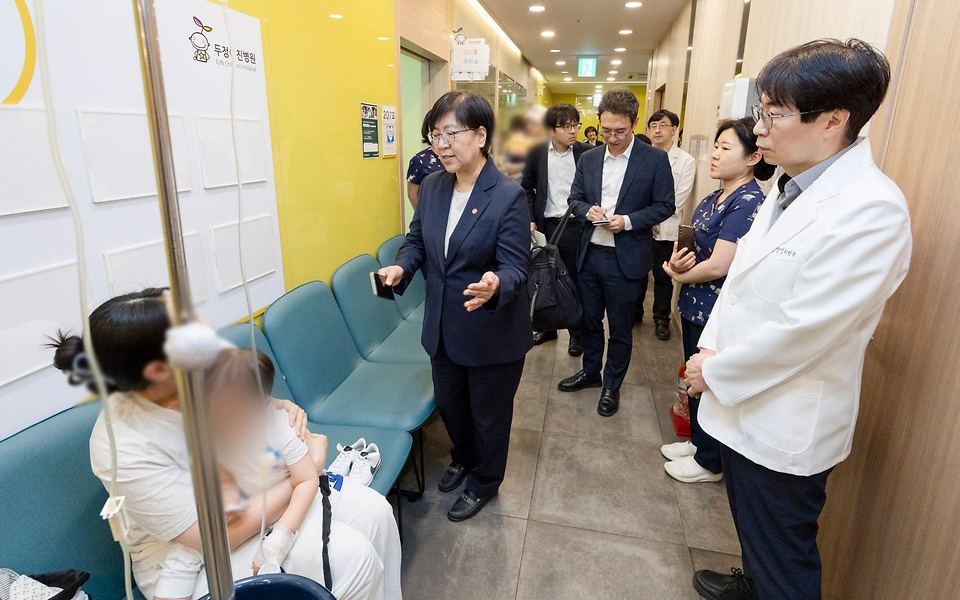 정은경 보건복지부 장관이 5월 10일 충청남도 천안시에 위치한 순천향대학교 부속 천안병원과 두정이진병원을 차례로 방문해 소아청소년 의료체계를 점검하고 의료진과 입원 환자·보호자들을 격려하고 있다.