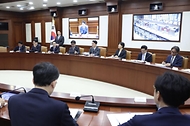김민석 국무총리가 5월 13일 세종대로 정부서울청사에서 열린 비상경제본부회의를 주재하고 있다.