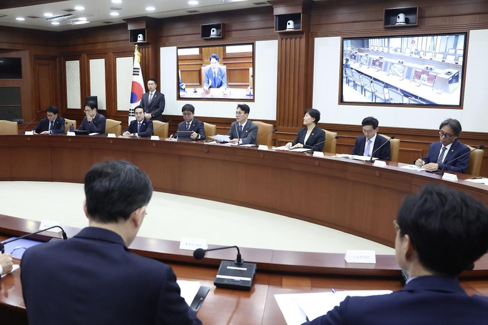 김민석 국무총리가 5월 13일 세종대로 정부서울청사에서 열린 비상경제본부회의를 주재하고 있다.