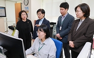 정은경 보건복지부 장관이 5월 8일 경기도 성남시 소재 '성남시독거노인종합지원센터'를 방문해 노인맞춤돌봄·응급안전안심 등 독거노인 지원 서비스 운영 현황을 점검하고, 독거 어르신 가정을 방문해 생활에 어려움이 없는지 살펴보고 있다.