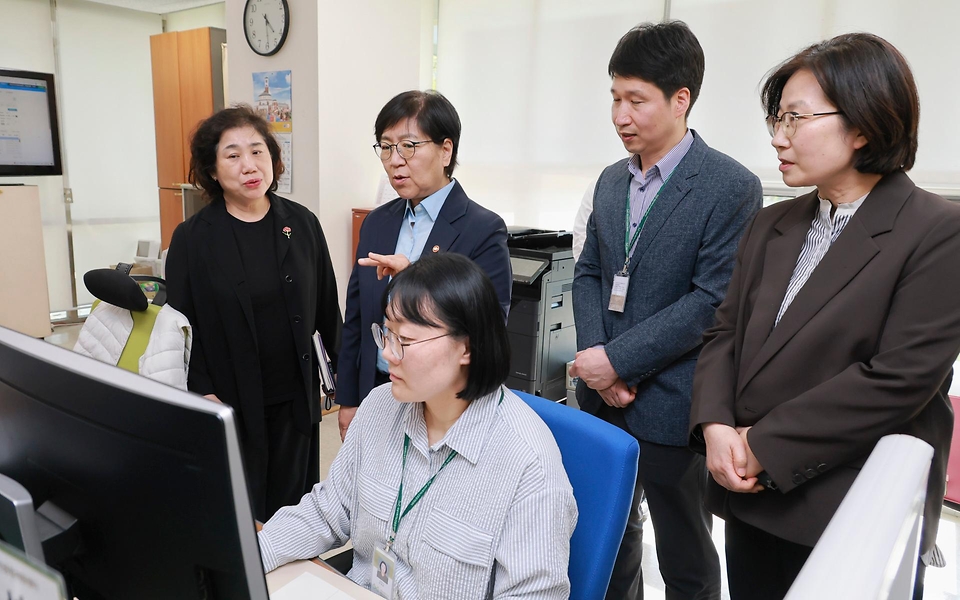 정은경 보건복지부 장관이 5월 8일 경기도 성남시 소재 '성남시독거노인종합지원센터'를 방문해 노인맞춤돌봄·응급안전안심 등 독거노인 지원 서비스 운영 현황을 점검하고, 독거 어르신 가정을 방문해 생활에 어려움이 없는지 살펴보고 있다.