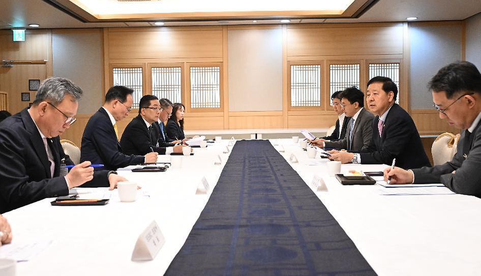 구윤철 부총리 겸 재정경제부 장관이 5월 12일 서울 종로구 정부서울청사에서 외환시장 제도개선 관련 금융기관장 간담회를 주재, 모두발언을 하고 있다.