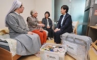 정은경 보건복지부 장관이 5월 8일 경기도 성남시 소재 '성남시독거노인종합지원센터'를 방문해 노인맞춤돌봄·응급안전안심 등 독거노인 지원 서비스 운영 현황을 점검하고, 독거 어르신 가정을 방문해 생활에 어려움이 없는지 살펴보고 있다.