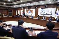 김민석 국무총리가 5월 13일 세종대로 정부서울청사에서 열린 비상경제본부회의를 주재하고 있다.