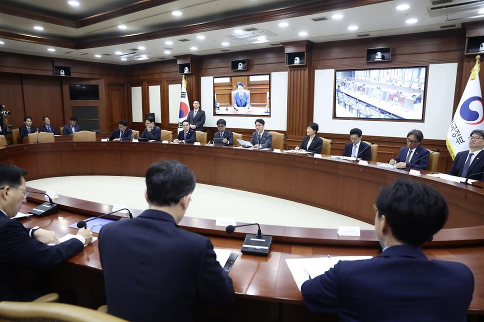 김민석 국무총리가 5월 13일 세종대로 정부서울청사에서 열린 비상경제본부회의를 주재하고 있다.