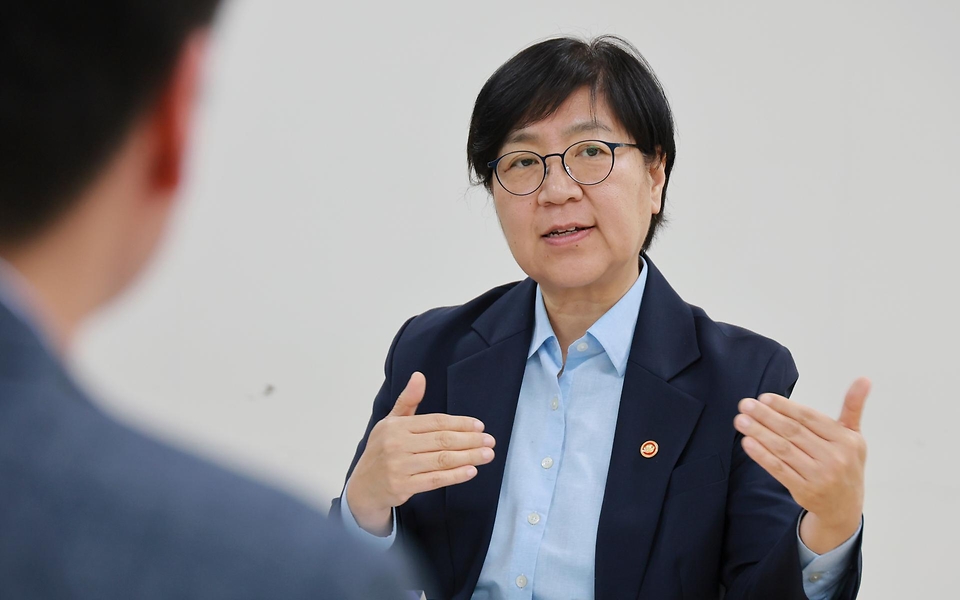 정은경 보건복지부 장관이 5월 8일 경기도 성남시 소재 '성남시독거노인종합지원센터'를 방문해 노인맞춤돌봄·응급안전안심 등 독거노인 지원 서비스 운영 현황을 점검하고, 독거 어르신 가정을 방문해 생활에 어려움이 없는지 살펴보고 있다.