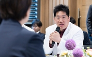 정은경 보건복지부 장관이 5월 10일 충청남도 천안시에 위치한 순천향대학교 부속 천안병원과 두정이진병원을 차례로 방문해 소아청소년 의료체계를 점검하고 의료진과 입원 환자·보호자들을 격려하고 있다.
