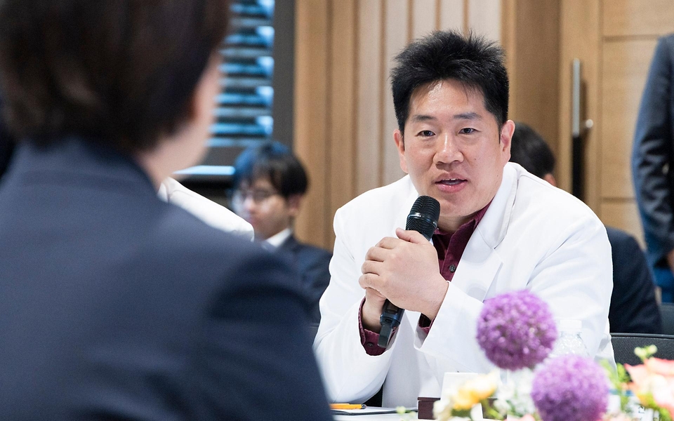 정은경 보건복지부 장관이 5월 10일 충청남도 천안시에 위치한 순천향대학교 부속 천안병원과 두정이진병원을 차례로 방문해 소아청소년 의료체계를 점검하고 의료진과 입원 환자·보호자들을 격려하고 있다.