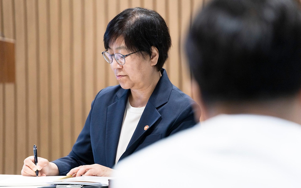 정은경 보건복지부 장관이 5월 10일 충청남도 천안시에 위치한 순천향대학교 부속 천안병원과 두정이진병원을 차례로 방문해 소아청소년 의료체계를 점검하고 의료진과 입원 환자·보호자들을 격려하고 있다.