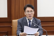 김민석 국무총리가 5월 13일 세종대로 정부서울청사에서 열린 비상경제본부회의를 주재하고 있다.