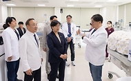 정은경 보건복지부 장관이 5월 10일 충청남도 천안시에 위치한 순천향대학교 부속 천안병원과 두정이진병원을 차례로 방문해 소아청소년 의료체계를 점검하고 의료진과 입원 환자·보호자들을 격려하고 있다.